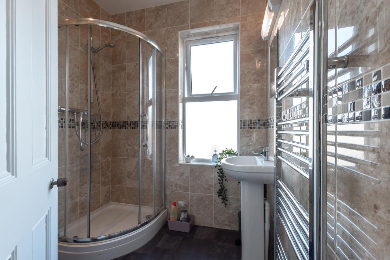 3-Bedroom House L Fast Wi-Fi L Garden L Newly Decorated L Close To Shops And Restaurants 伯恩茅斯 外观 照片